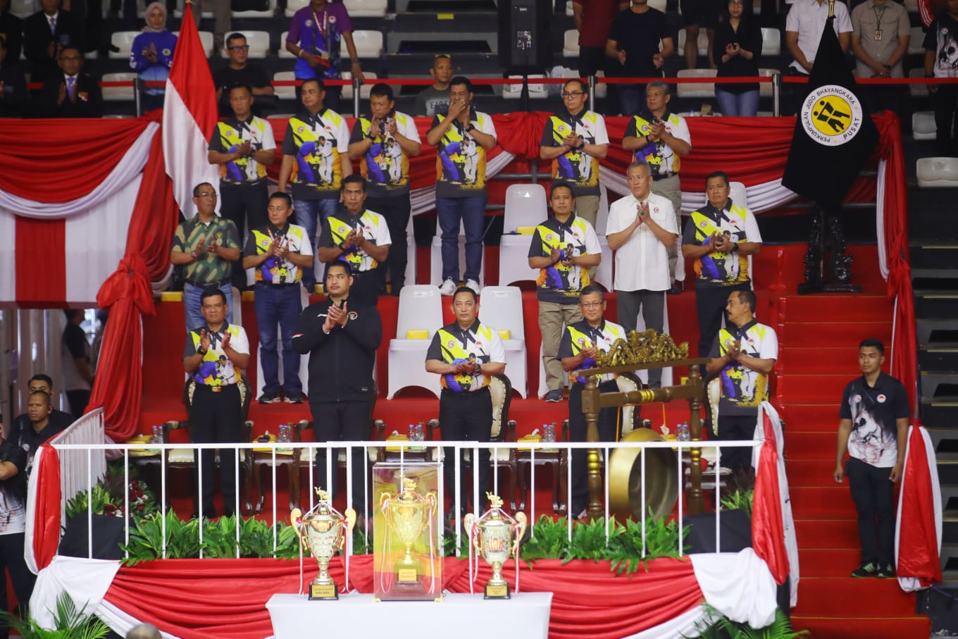 Menteri Pemuda dan Olahraga Republik Indonesia (Menpora RI) Dito Ariotedjo mendampingi Kapolri Jenderal Polisi Listyo Sigit Prabowo membuka Kejuaraan Nasional (Kejurnas ) Judo dan Bela Diri Polri Kapolri Cup 2024 di Hall Basket Senayan Jakarta, Senin (15/