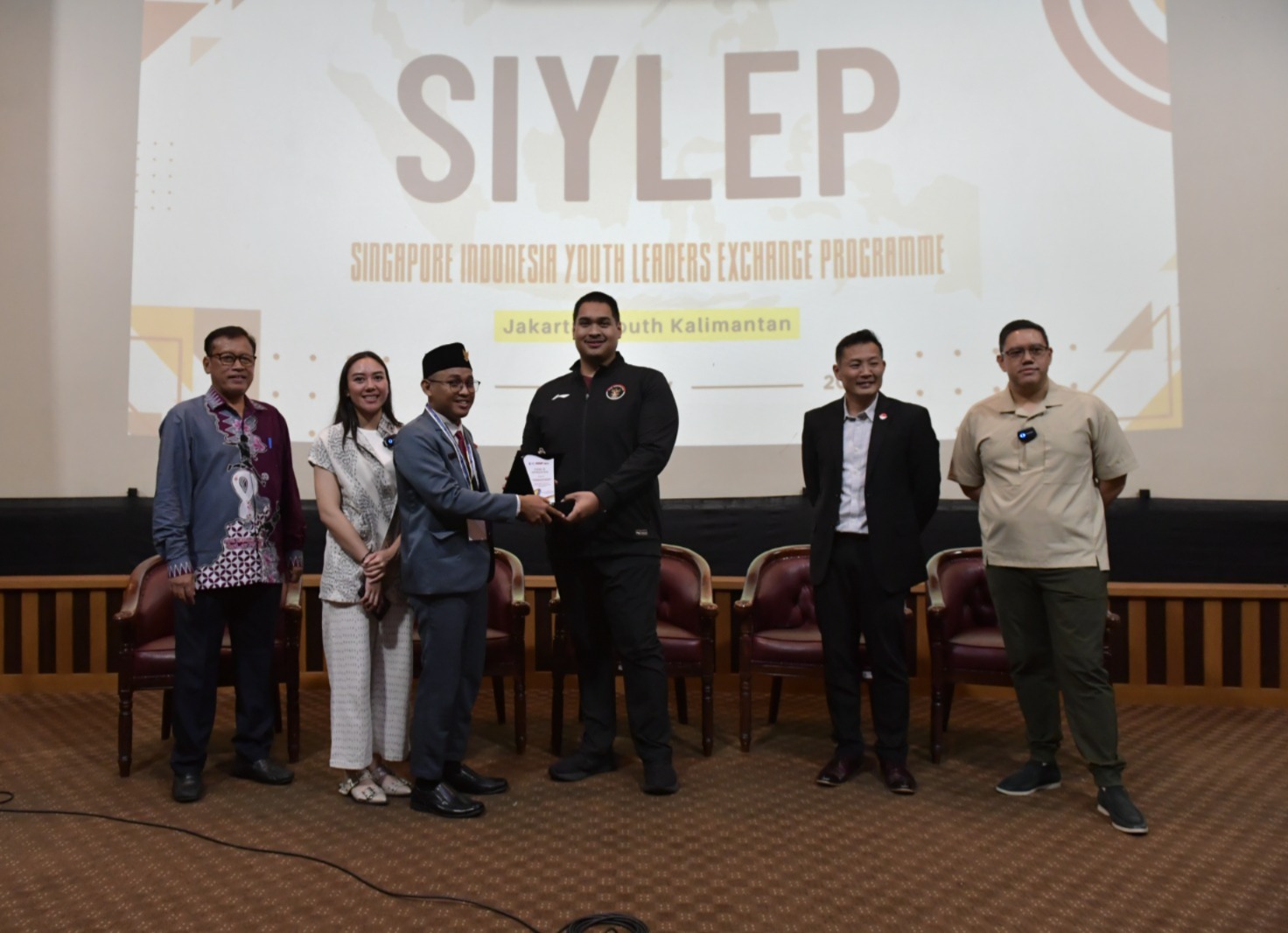 Menteri Pemuda dan Olahraga Republik Indonesia (Menpora RI) Dito Ariotedjo menyambut kedatangan para delegasi Singapore Indonesia Youth Leaders Exchange Programme (SIYLEP) 2024 di Kemenpora, Jakarta, Senin (15/7).(foto:bagus/kemenpora.go.id)