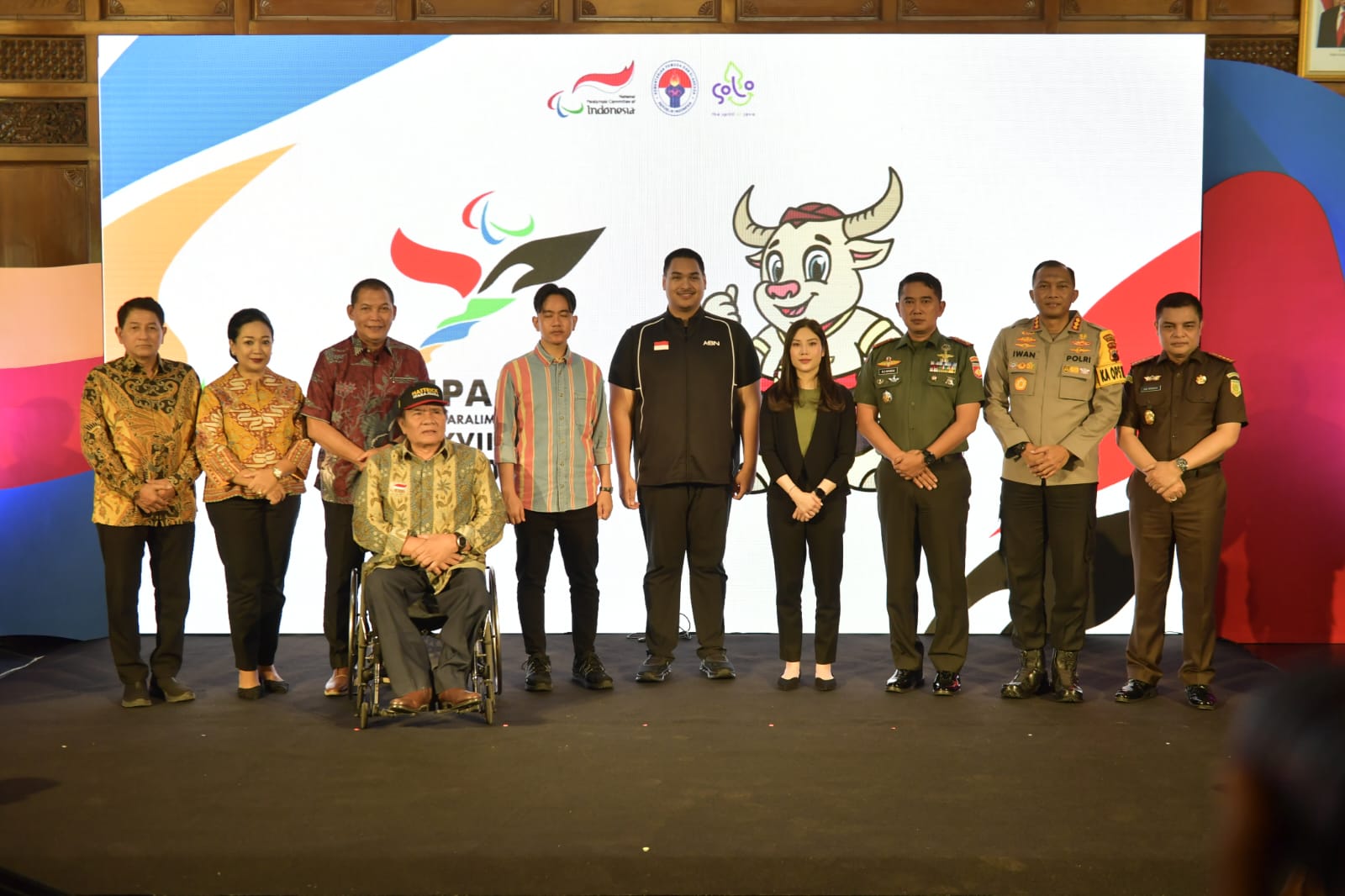 Menteri Pemuda dan Olahraga Republik Indonesia (Menpora RI) Dito Ariotedjo melaunching logo dan maskot Pekan Paralimpik Nasional (Peparnas) XVII Tahun 2024 di Balai Kota Solo, Jawa Tengah, Kamis (18/7). (foto:bagus/kemenpora.go.id)