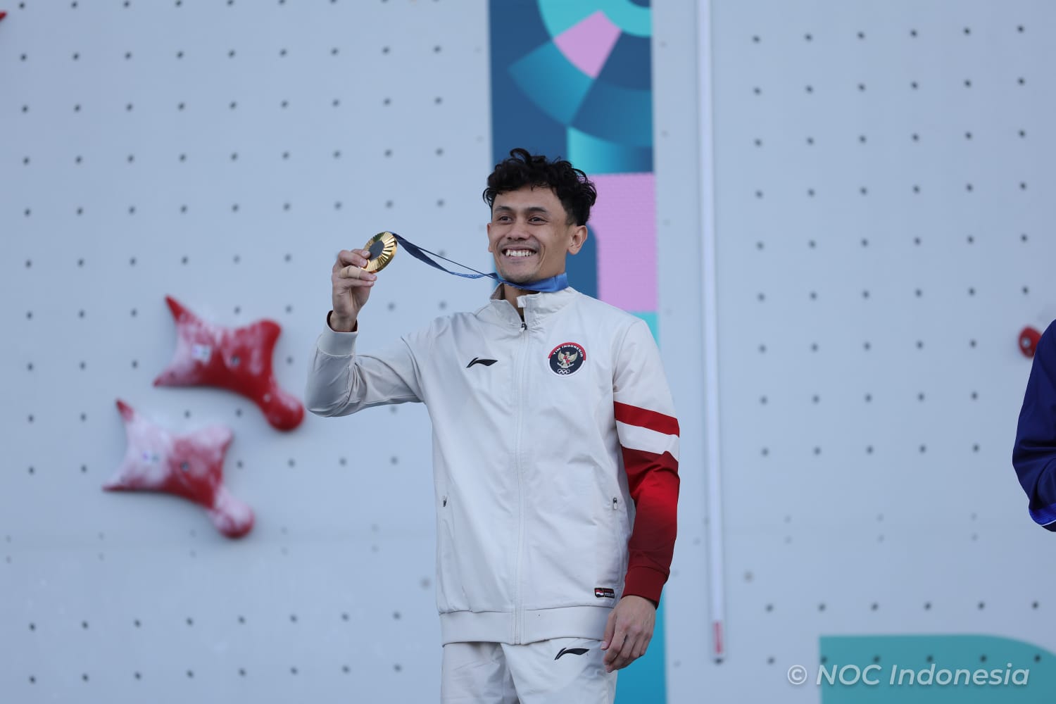 Lagu Indonesia Raya akhirnya berkumandang di Olimpiade 2024 Paris. Emas pertama Indonesia berhasil diraih atlet panjat tebing Veddriq Leonardo yang berhasil mengalahkan Wu Peng di Le Borguet Climbing Venue, Paris, Prancis, Kamis (8/8) sore.(foto: NOC Indo