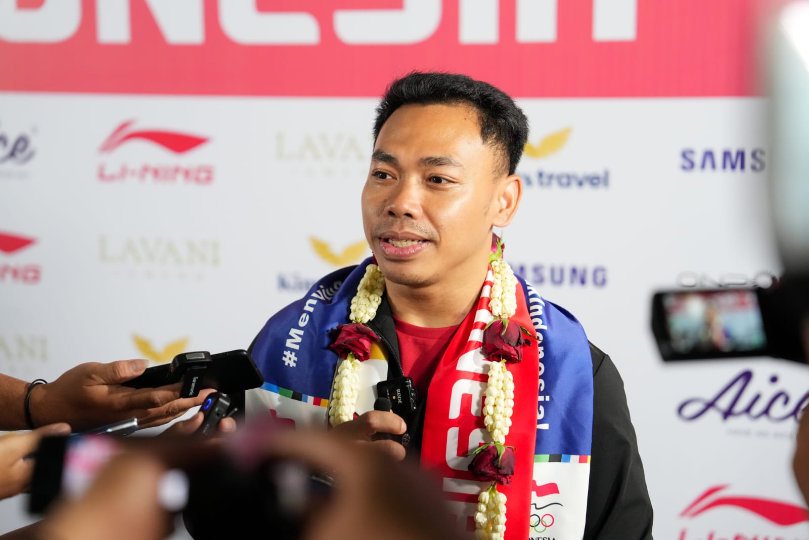 Lifter kebanggaan Indonesia, Eko Yuli Irawan telah menuntaskan penampilannya di Olimpiade 2024 Paris. Dia gagal meraih medali setelah menahan rasa sakit akibat cedera paha. (foto:egan/kemenpora.go.id)