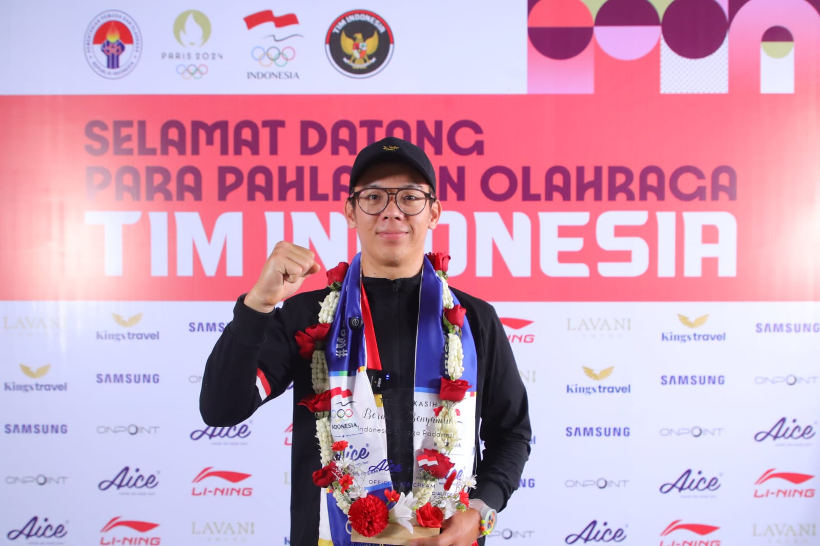 Bernard Benyamin van Aert, yang akrab dipanggil Bernard van Aert, menjadi satu-satunya atlet di cabang olahraga balap sepeda yang mewakili Indonesia di Olimpiade 2024 Paris. Meskipun gagal meraih medali di Olimpiade 2024 Paris, Bernard tetap merasa bang