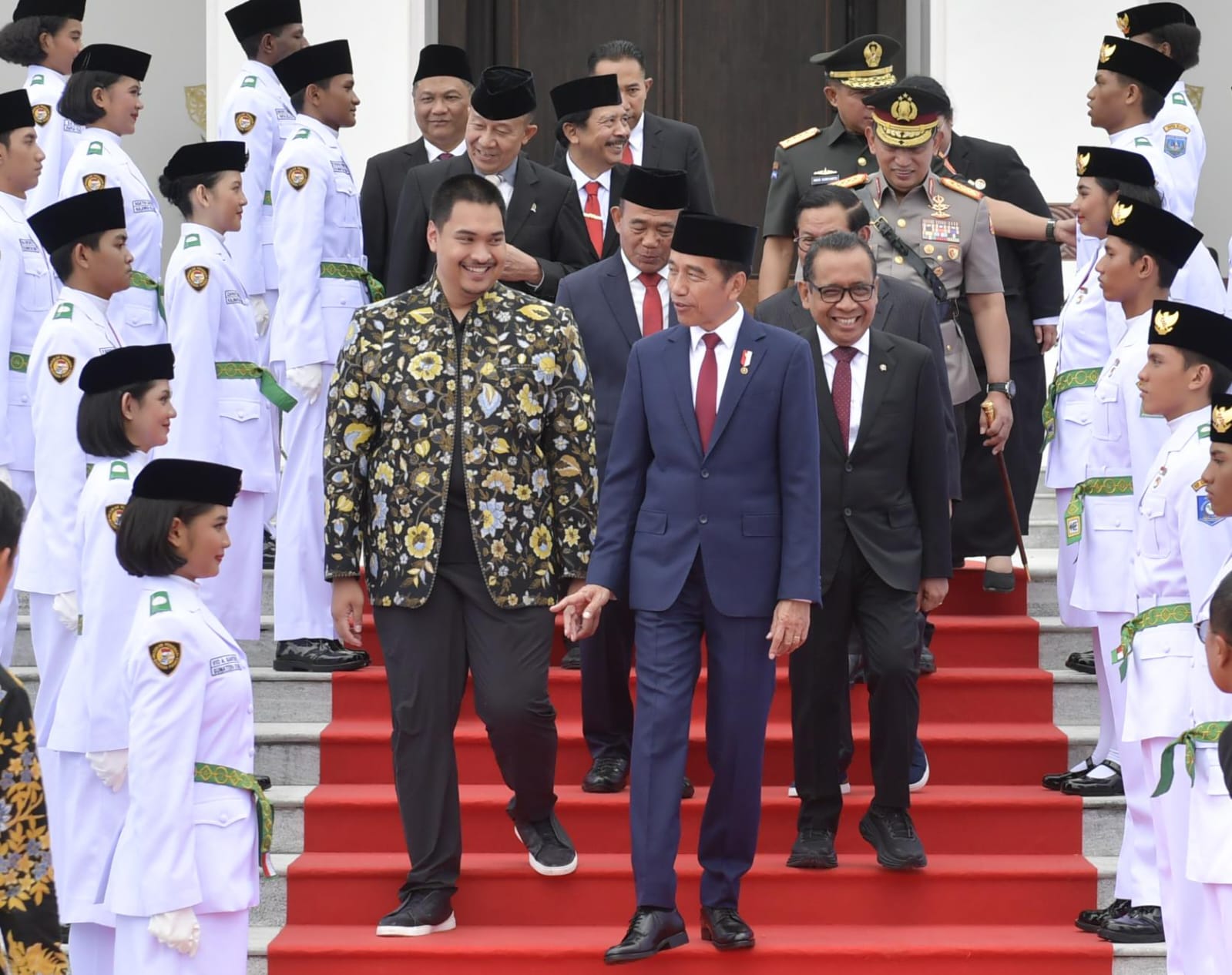 Menteri Pemuda dan Olahraga Republik Indonesia (Menpora RI) Dito Ariotedjo hari Selasa (13/8) sore mendampingi Presiden Joko Widodo (Jokowi) mengukuhkan 76 anggota Pasukan Pengibar Bendera (Paskibraka) di Ibu Kota Negara (IKN) Nusantara. (foto:bagus/kemen