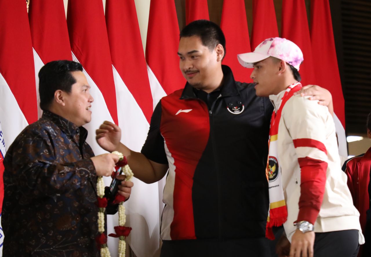 Menteri Pemuda dan Olahraga (Menpora) RI Dito Ariotedjo menyambut kepulangan para atlet peraih medali emas Olimpiade 2024 Paris di Gedung VVIP Terminal 3 Bandara Soekarno-Hatta, Tangerang, Selasa (13/8) malam. (foto:andre/kemenpora.go.id)