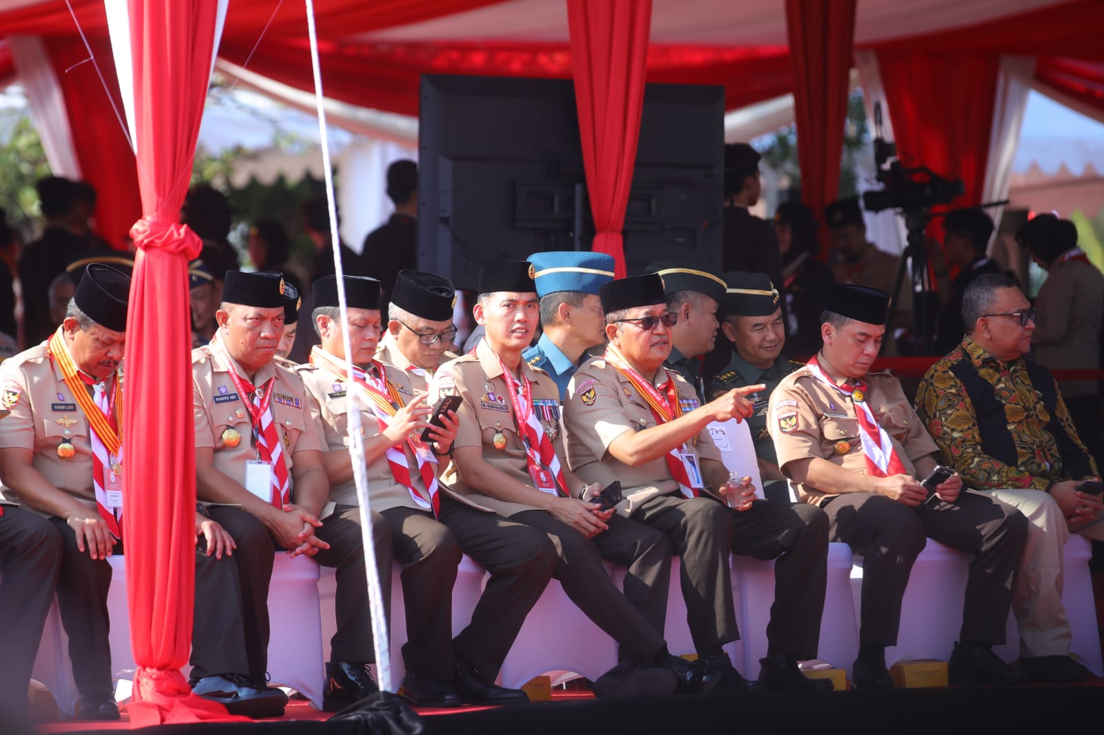  Mewakili Menteri Pemuda dan Olahraga Republik Indonesia (Menpora RI) Dito Ariotedjo, Deputi Bidang Pemberdayaan Pemuda Asrorun Ni’am Sholeh menghadiri upacara Hari Pramuka ke-63 tahun 2024 di Lapangan Utama Buperta, Cibubur, Jakarta Timur, pada Rabu, (14
