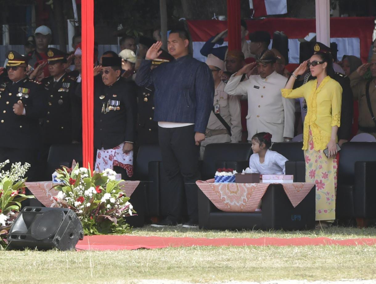 Menteri Pemuda dan Olahraga Republik Indonesia (Menpora RI) Dito Ariotedjo mengikuti upacara peringatan HUT ke-79 Kemerdekaan RI di Lapangan Sepakbola Pulau Pramuka, Kepulauan Seribu, Jakarta, Sabtu (17/8). (foto:bagus/kemenpora.go.id)