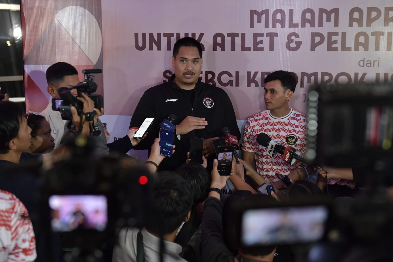 Menteri Pemuda dan Olahraga (Menpora) RI Dito Ariotedjo menghadiri Malam Apresiasi untuk Atlet dan Pelatih Peraih Medali Olimpiade Paris 2024 dari Sinergi Kelompok Usaha Indonesia, Senin (26/8) malam. (foto:bagus/kemenpora.go.id)