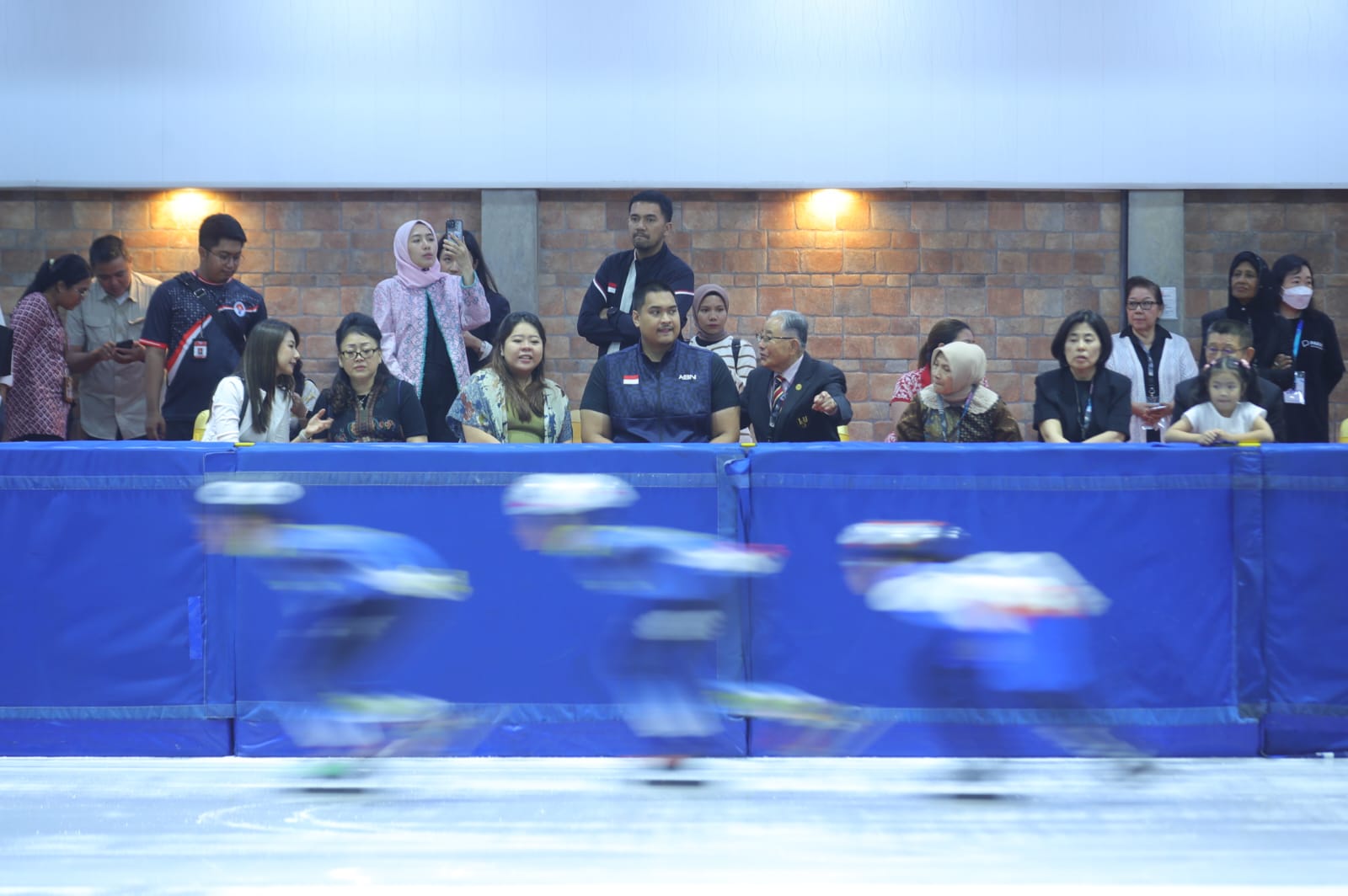 Menteri Pemuda dan Olahraga Republik Indonesia (Menpora RI) Dito Ariotedjo menyaksikan final kejuaraan Asian Open Short Speed Skating Trophy yang berlangsung di Oasis Center Arena, AEON Mall Jakarta, pada Jumat (23/8). (foto:herry/kemenpora.go.id)