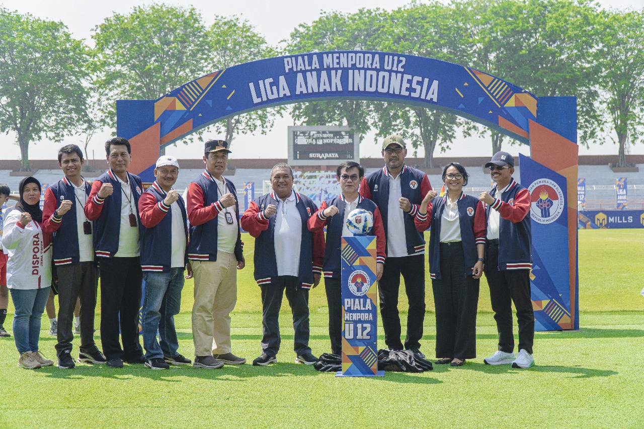 Turnamen Piala Menpora U-12 Liga Anak Indonesia secara resmi dibuka Kamis (29/8) di Stadion Gelora 10 November, Surabaya. Acara dihadiri dan dibuka Staf Ahli Bidang Inovasi Kepemudaan dan Keolahragaan Kemenpora, Yohan.(foto:dok/deputi3)