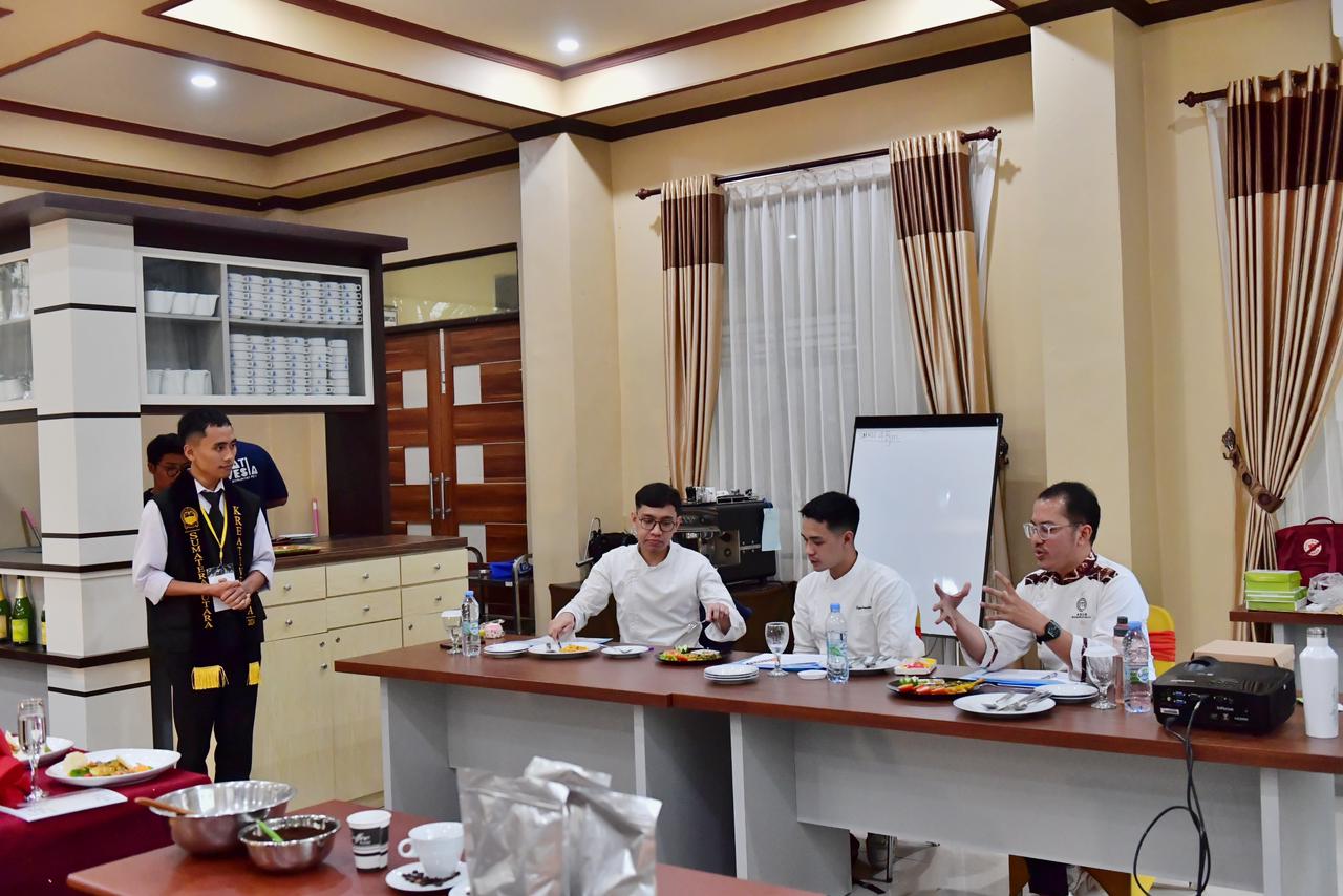 Kementerian Pemuda dan Olahraga Republik Indonesia (Kemenpora RI) menghadirkan jebolan master chef sebagai juri dalam kompetisi bidang kuliner pada Pekan Kreativitas Pemuda Indonesia atau Kreativesia di SMK Negeri 4 Banjarmasin, Kalimantan Selatan, Jumat 