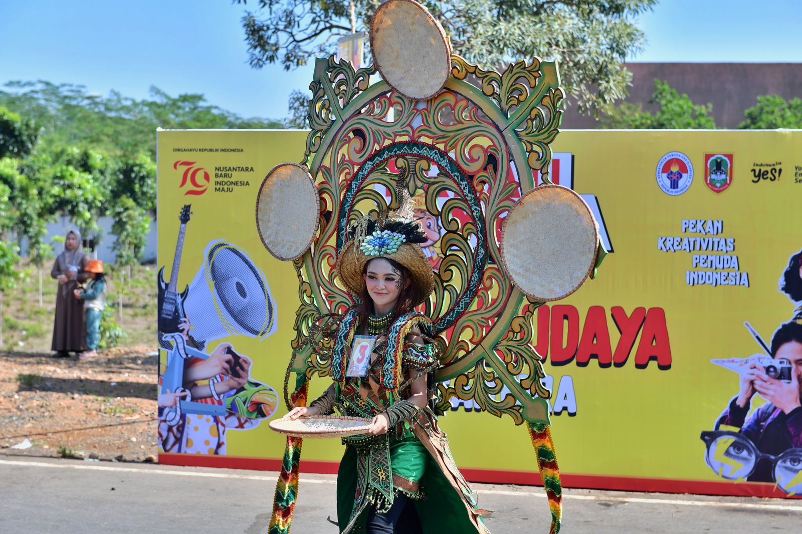 Sebanyak 33 provinsi ikut meramaikan pawai budaya nusantara pada Pekan Kreativitas Pemuda Indonesia (Kreativesia) 2024 di Banjarbaru, Kalimantan Selatan. Para peserta memamerkan pakaian adat dari masing-masing daerah. (foto:andre/kemenpora.go.id)