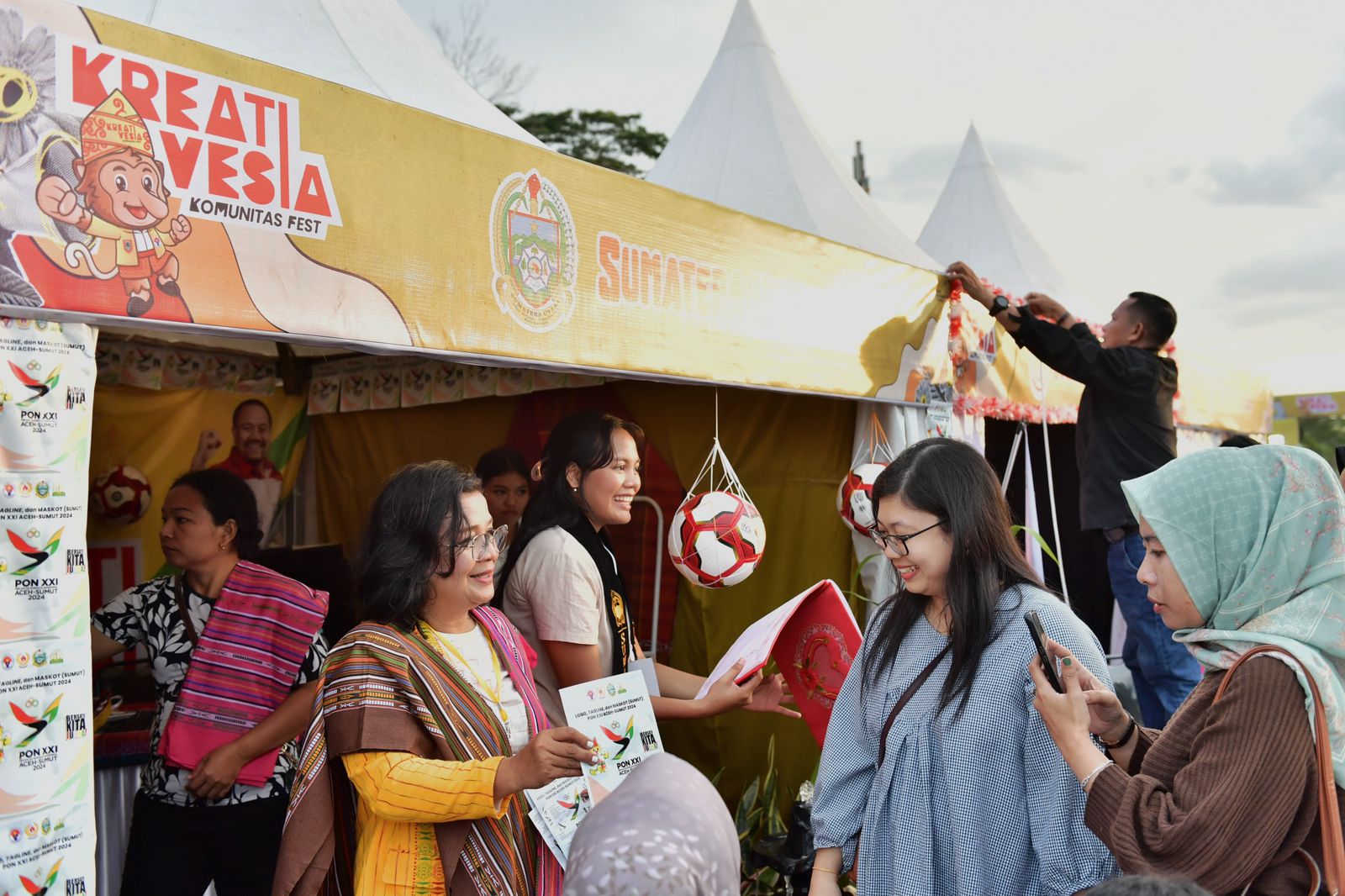 Sumatera Utara turut serta memeriahkan ajang Kreativesia di Banjarbaru, Kalimantan Selatan. Arena tersebut sekaligus dimanfaatkan untuk melakukan sosialisasi Pekan Olahraga Nasional (PON) XXI Aceh-Sumut. (foto:andre/kemenpora.go.id)