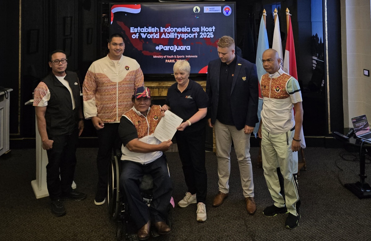 Menteri Pemuda dan Olahraga Republik Indonesia (Menpora RI) Dito Ariotedjo bersama Deputi Bidang Peningkatan Prestasi Olahraga Surono menyaksikan Memorandum of Understanding (MoU) antara National Paralympic Committee (NPC) Indonesia dengan World Abilitysp