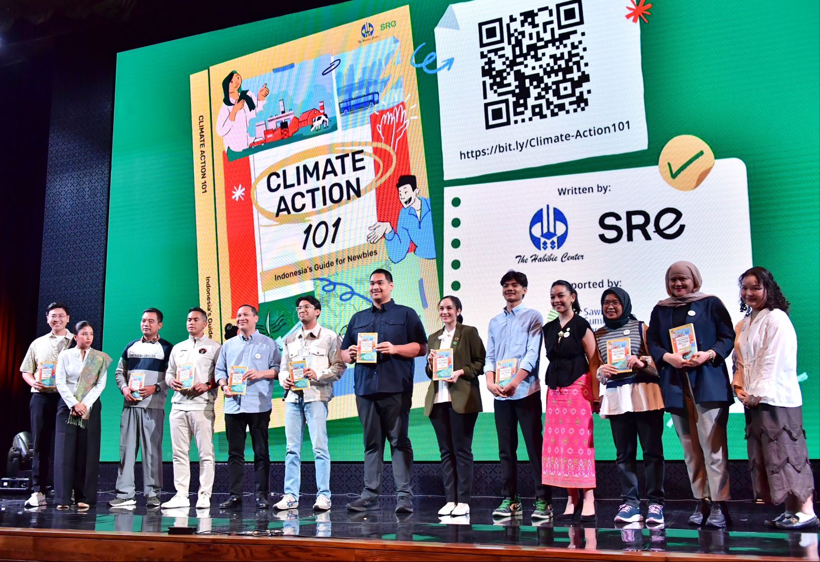 Menteri Pemuda dan Olahraga Republik Indonesia (Menpora RI), Dito Ariotedjo, memberikan apresiasi tinggi atas antusiasme ribuan anak muda yang menghadiri Indonesia Youth Sustainability Forum 2024 di Sanctuary Auditorium, Menara Kuningan, Jakarta,  Sabtu (