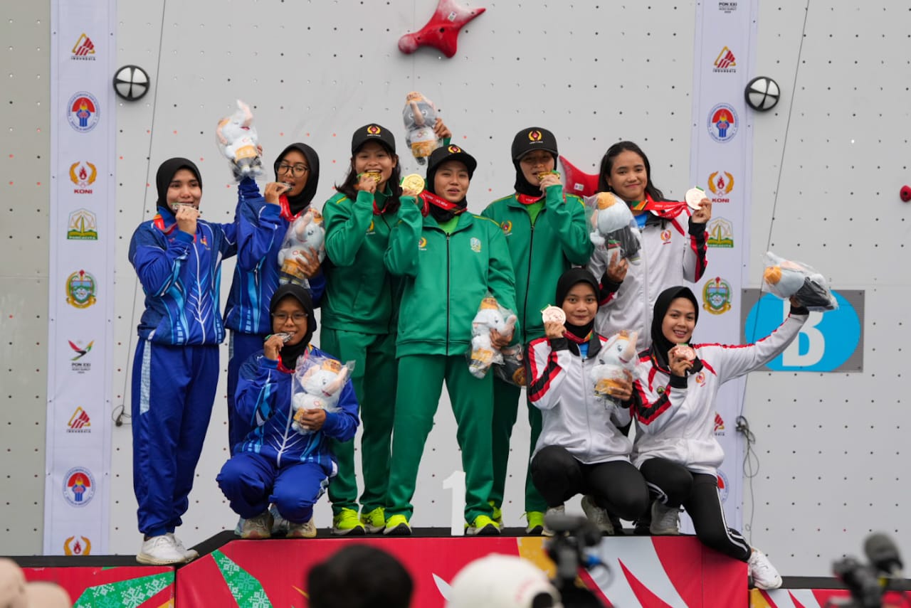 Tim panjat tebing Jawa Timur, Eka Dian Krismawati, Amanda Narda Mutia, dan Nindy Febriyanti sukses meraih medali emas nomor speed relay putri pada Pekan Olahraga Nasional (PON) XXI Aceh-Sumatra Utara di Arena Panjat Tebing, Kompleks Stadion Harapan Bangs