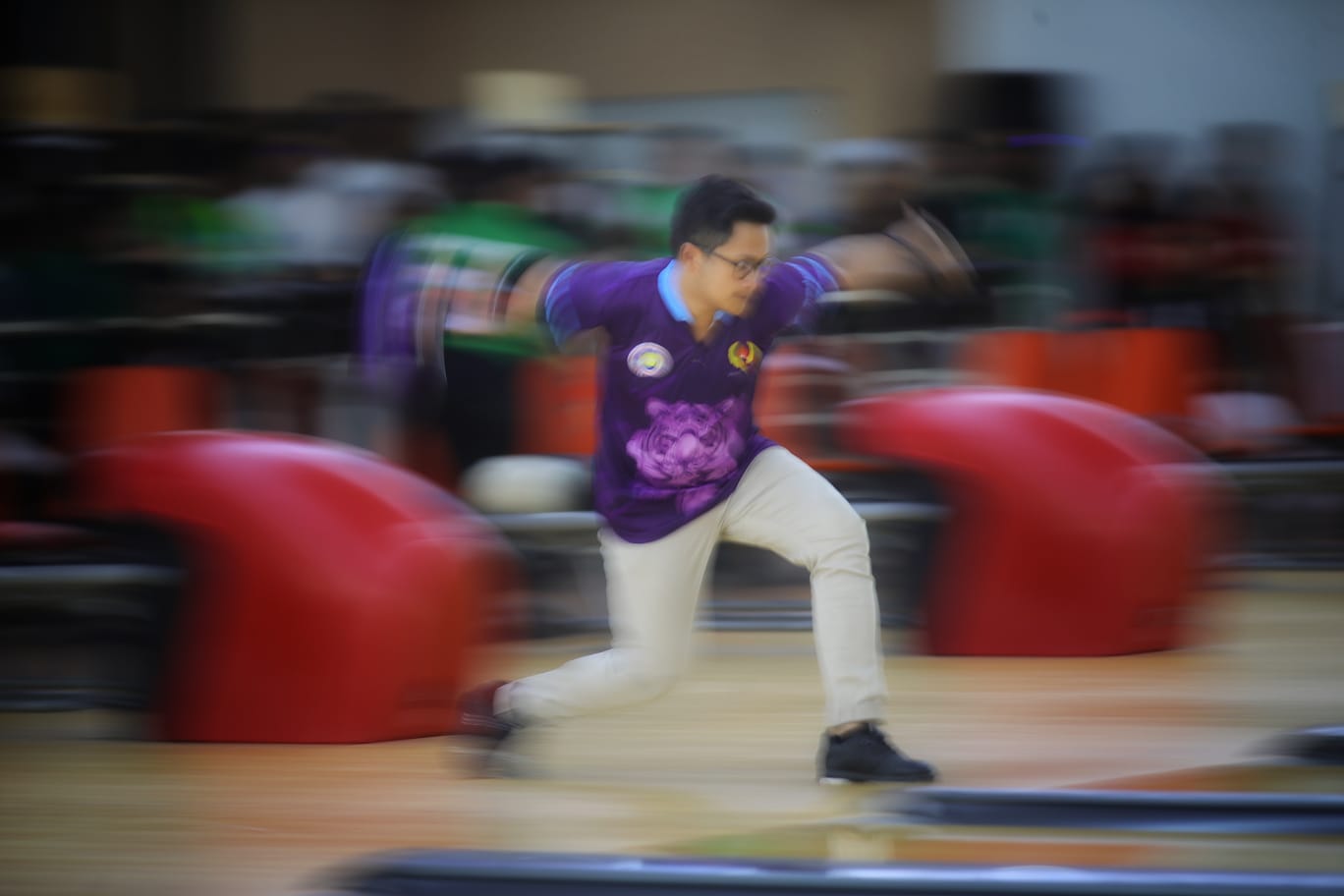 Adhiguna Widiantoro peboling dari tim Jawa Barat berhasil meraih medali emas usai mengalahkan pesaingnya Yeri Ramadona perwakilan Jakarta pada final tunggal putra cabor Boling, Pekan Olahraga Nasional (PON) XXI/2024 Aceh-Sumut yang digelar di GOR Boling H