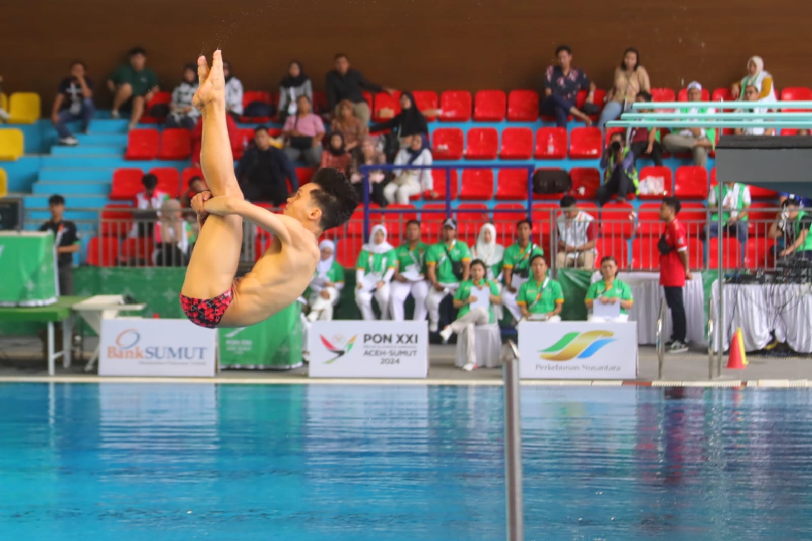 Atlet loncat indah asal Jakarta Tri Anggoro Priambodo sukses meraih medali emas loncat indah nomor perseorangan papan 1 meter putra pada partai puncak PON XXI/2024 Aceh-Sumut yang digelar di Kolam Renang Selayang Dispora Sumut, Medan, Sumatera Utara, Sela