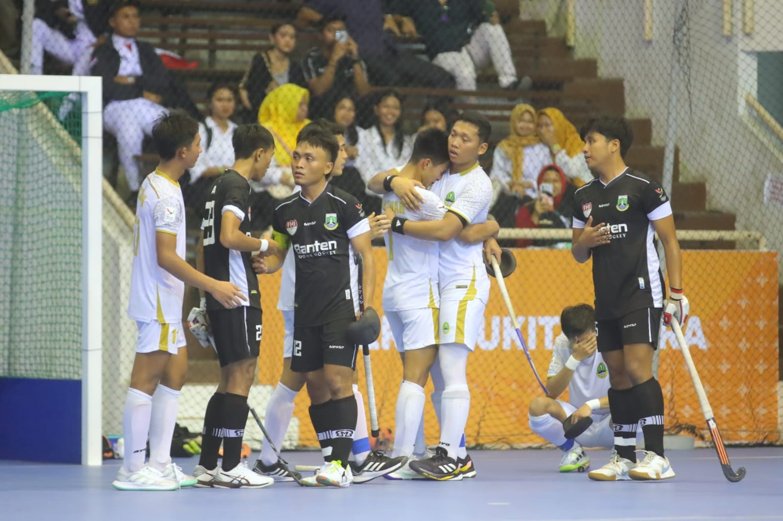 Tim hockey indoor putra dan putri Jawa Barat tampil perkasa pada laga final cabang olahraga hockey indoor. Mereka mencapai target dengan sukses meraih medali emas di sektor beregu putra dan putri PON XXI/2024 Aceh-Sumut, di lapangan hockey indoor Gedung
