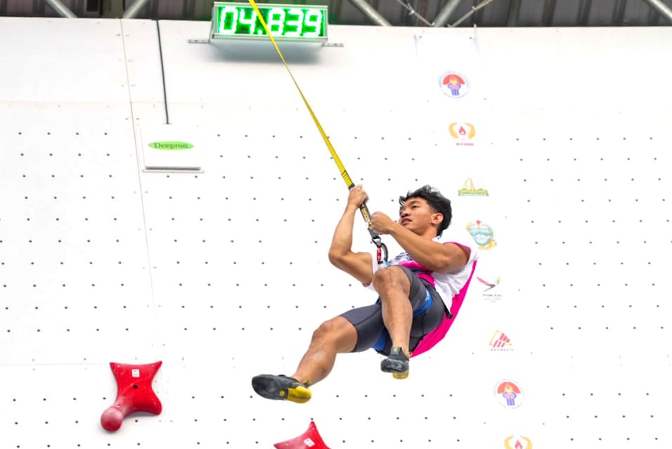 Atlet panjat tebing Kiromal Katibin sukses mempersembahkan medali emas nomor speed world record (WR) untuk Provinsi Jawa Tengah di ajang Pekan Olahraga Nasional (PON) XXI Aceh-Sumatra Utara 2014.(foto:egan/kemenpora.go.id)