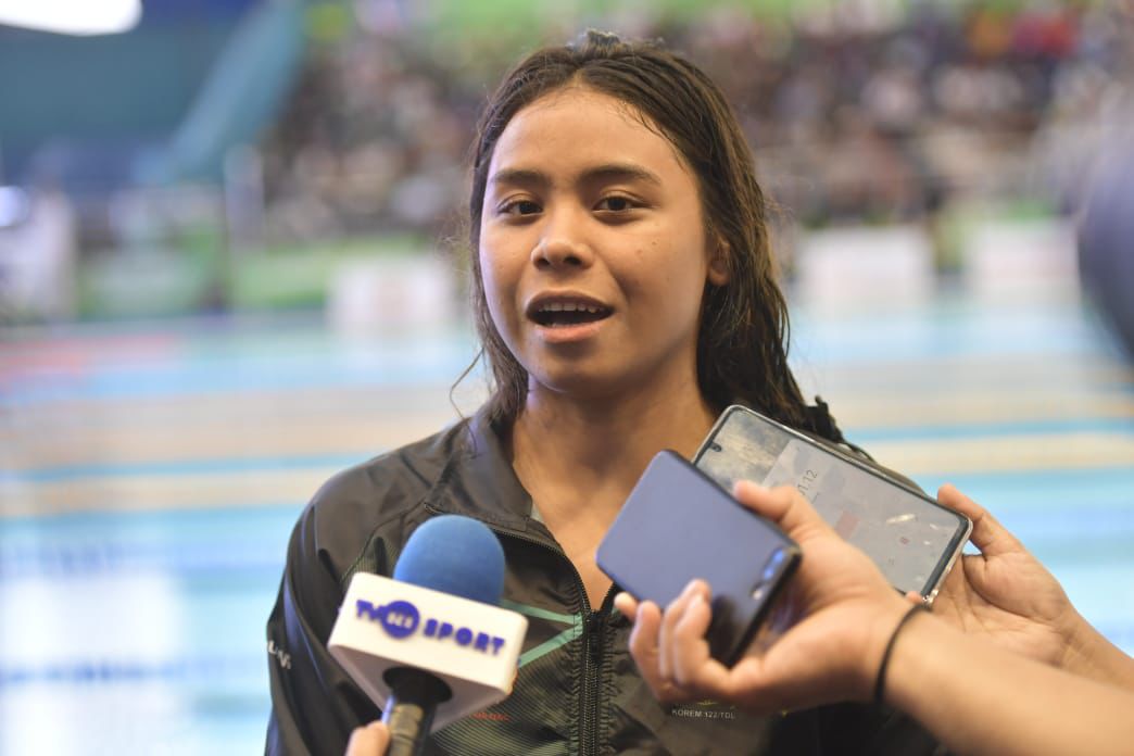 Perenang Azzahra Permatahani mencatatkan hattrick medali emas pada cabang olahraga renang dengan nomor 400 meter gaya ganti perorangan putri dalam gelaran Pekan Olahraga Nasional (PON) XXI/2024 Aceh-Sumatera Utara. (foto:bagus/kemenppra.go.id)
