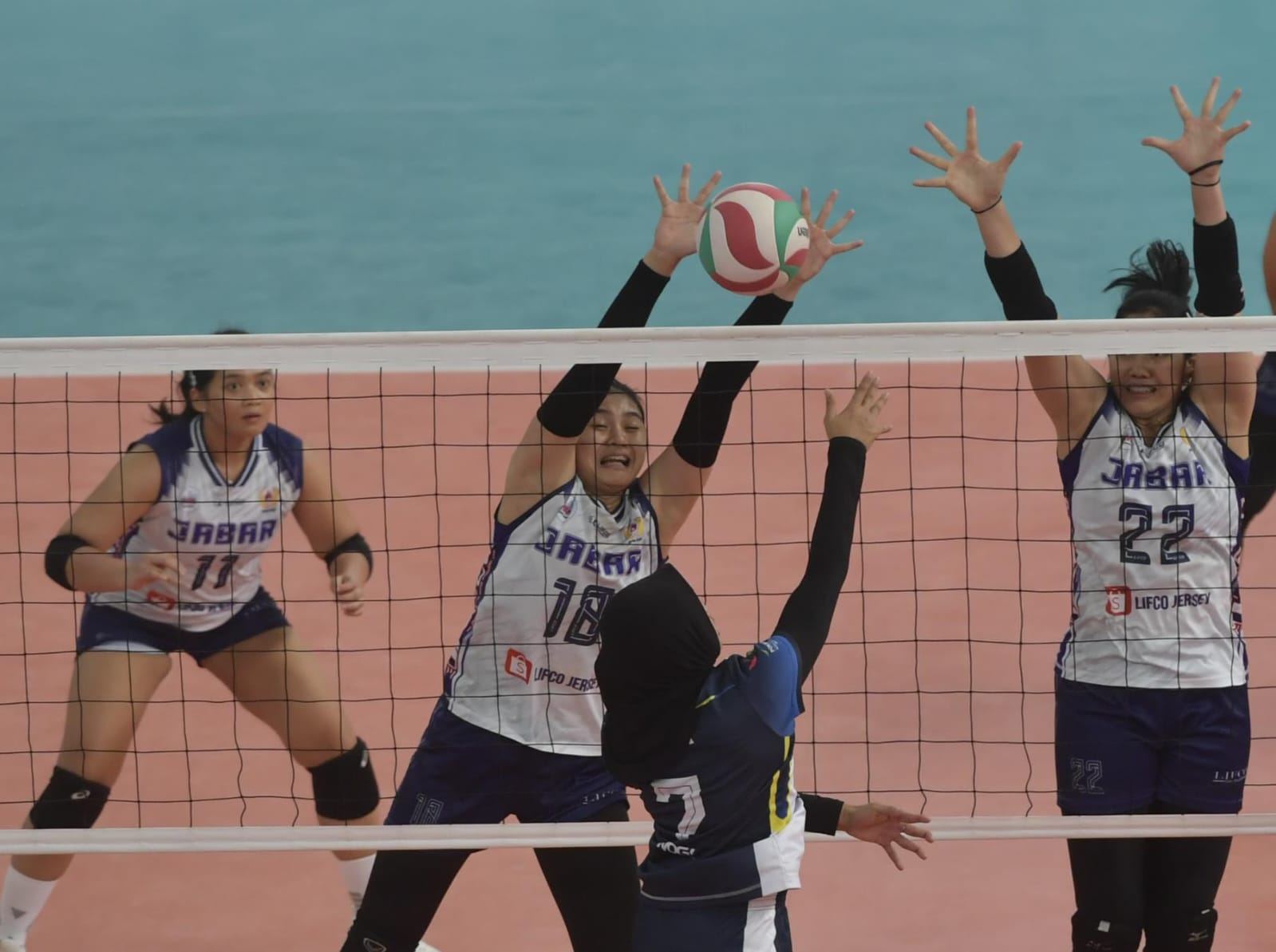 Tim voli putri Jawa Barat menyegel satu tiket semifinal Pekan Olahraga Nasional (PON) XXI/2024 Aceh-Sumut. Keberhasilan ini diraih setelah mereka berhasil menang atas Sulawesi Tengah. (foto:bagus/kemenpora.go.id)