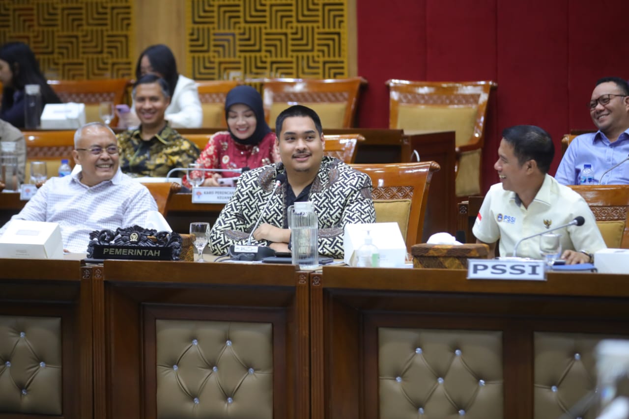  Menteri Pemuda dan Olahraga Republik Indonesia (Menpora RI) Dito Ariotedjo bersama Menkumham Supratman Andi Agtas, melakukan Rapat Kerja dengan Komisi III DPR RI terkait pembahasan pertimbangan pemberian kewarganegaraan RI dua pemain sepak bola atas nama