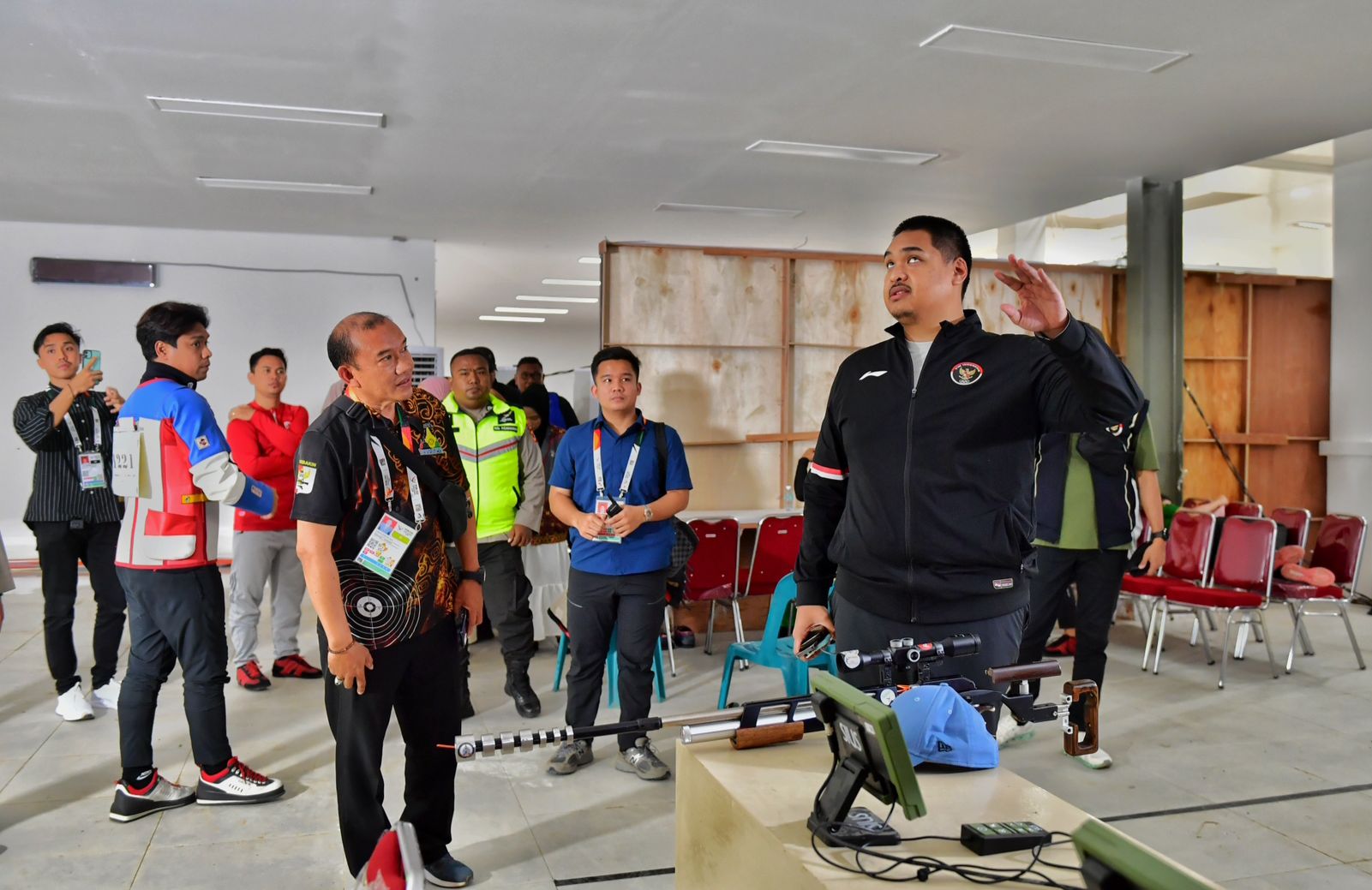 Menteri Pemuda dan Olahraga (Menpora) RI Dito Ariotedjo meninjau beberapa venue PON XXI Aceh-Sumut 2024 di wilayah Aceh, Rabu (18/9) siang. Khususnya venue yang mengalami kerusakan akibat cuaca ekstrem yang menimpa Aceh, Selasa (17/9).(foto:andre/kemenpor