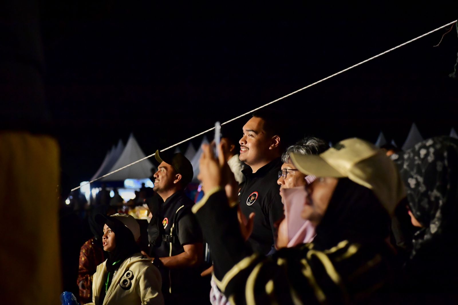Menteri Pemuda dan Olahraga (Menpora) RI Dito Ariotedjo menyempatkan diri mendatangi penutupan Expo PON XXI Aceh-Sumut 2024 di Lapangan Blang Padang, Banda Aceh, Rabu (18/9) malam. Menpora berbaur dengan masyarakat Aceh yang memadati lokasi, salah satunya