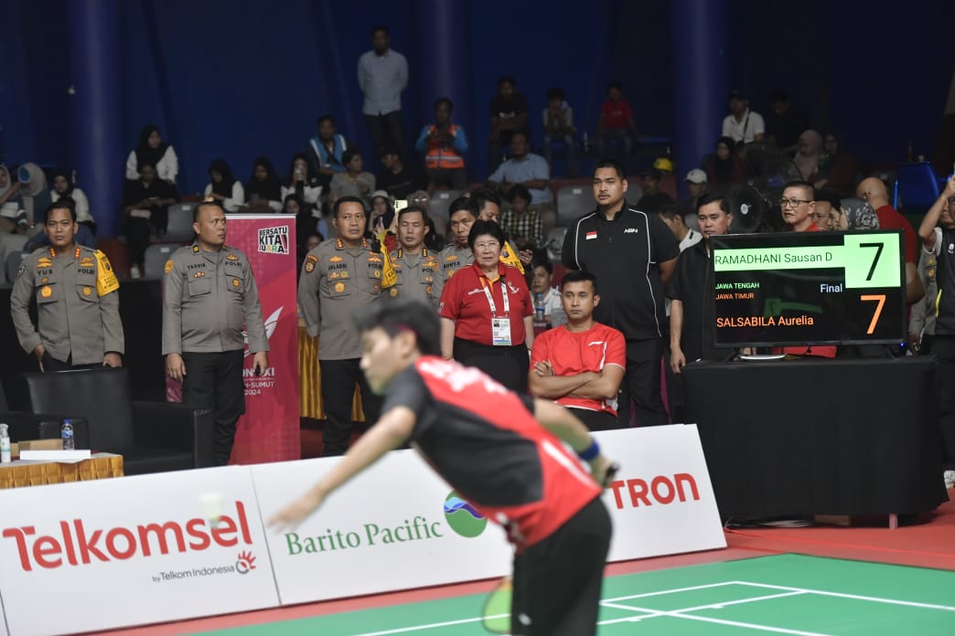 Menteri Pemuda dan Olahraga Republik Indonesia (Menpora RI) Dito Ariotedjo menyaksikan laga final bulu tangkis tunggal putri Pekan Olahraga Nasional (PON) XXI Aceh-Sumatera Utara 2024 di GOR PBSI Sumut, Deli Serdang, Kamis (19/9). (foto:bagus/kemenpora.go