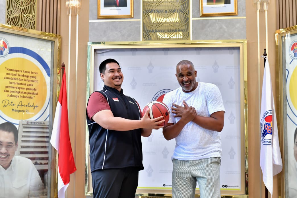 Menteri Pemuda dan Olahraga Republik Indonesia (Menpora RI) Dito Ariotedjo merasa senang pelatih bola basket berkelas dunia Phil Handy datang ke Indonesia. Kedatangan Phil Handy diharapkan bisa membantu perkembangan bola basket di tanah air. (foto:andre/k