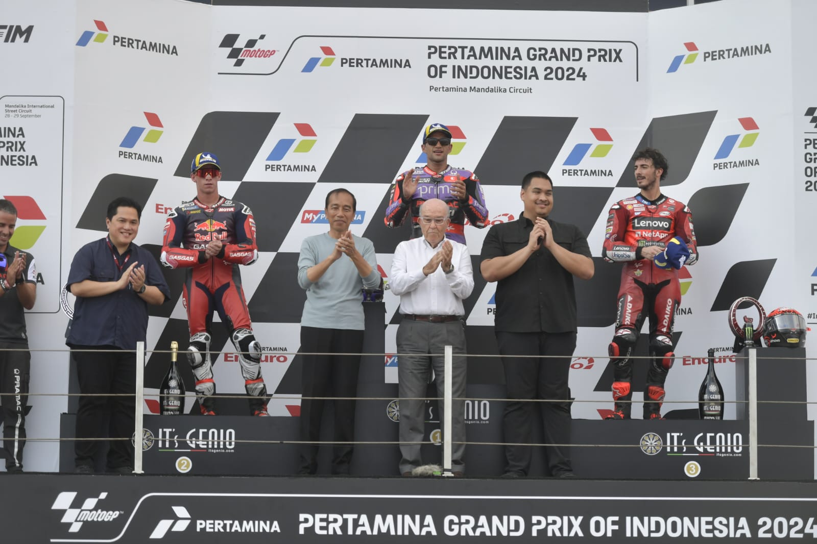 Menteri Pemuda dan Olahraga (Menpora) RI Dito Ariotrdjo ikut mendampingi Presiden Joko Widodo menyaksikan perhelatan MotoGP Mandalika 2024 di Sirkuit Mandalika, Minggu (29/9) siang. (foto:bagus/kemenpora.go.id)