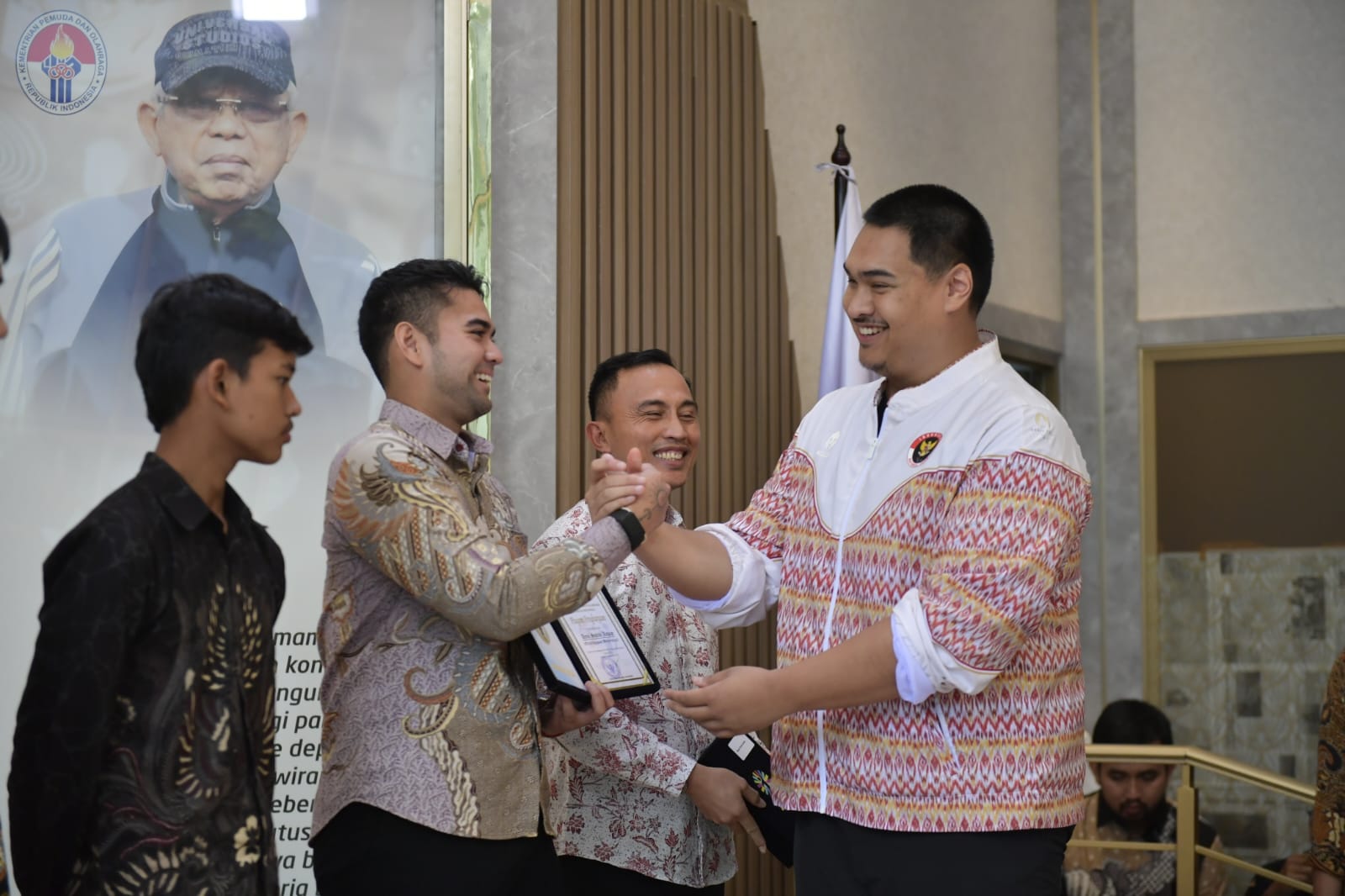 Menteri Pemuda dan Olahraga (Menpora) RI Dito Ariotedjo memberikan Penghargaan Insan Olahraga Berprestasi 2024 di Media Center Graha Kemenpora, Jalan Gerbang Pemuda Nomor 3, Senayan, Rabu (2/10) pagi.(foto:bagus/kemenpora.go.id)