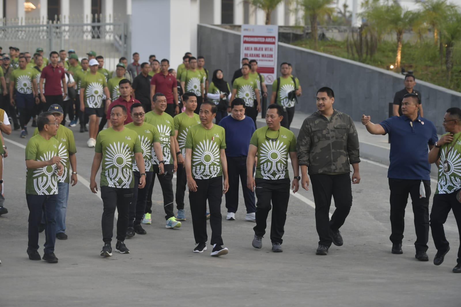 Menteri Pemuda dan Olahraga Republik Indonesia (Menpora RI) Dito Ariotedjo mendampingi Presiden Joko Widodo bersama Ibu Negara Iriana Joko Widodo melepas 3.200 peserta Nusantara TNI Fun Run 2024 di titik start depan Istana Garuda Jl. Merdeka, Kawasan Ibu 