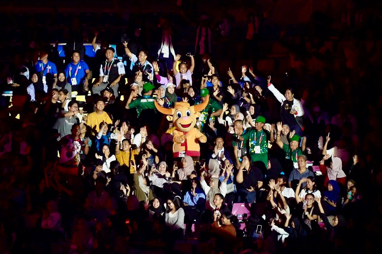 Peparnas XVII Solo 2024 memulai perjalanannya dengan sebuah pembukaan spektakuler yang tidak hanya menyulut semangat sportivitas, tetapi juga menggugah hati seluruh bangsa Indonesia dengan nilai-nilai kemanusiaan yang mendalam. (foto:gilang/kemenpora.go.i