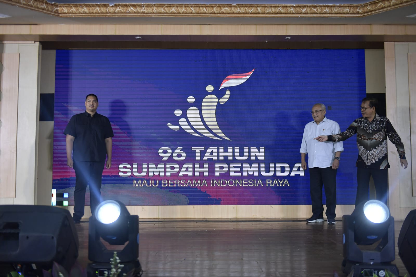 Sebuah momen penting terjadi ketika Menteri Pemuda dan Olahraga Republik Indonesia (Menpora RI), Dito Ariotedjo, memperkenalkan logo dan tema Hari Sumpah Pemuda (HSP) ke-96 di Auditorium Wisma Kemenpora, Jakarta, Jumat (11/10).(foto:bagus/kemenpora.go.id)