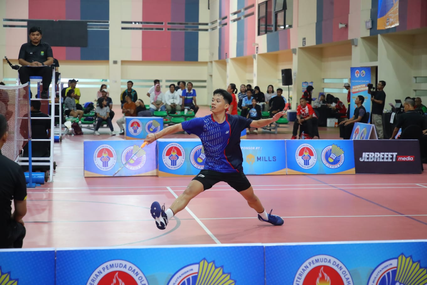 Fathan Nugraha menjadi kampiun tunggal putra bulutangkis Piala Menpora U-16 dalam seri nasional. Prestasi yang diraih wakil regional Jawa ini terbilang tak mudah, sebab dia mengalami cedera saat laga berlangsung.(foto:herry/kemenpora.go.id)