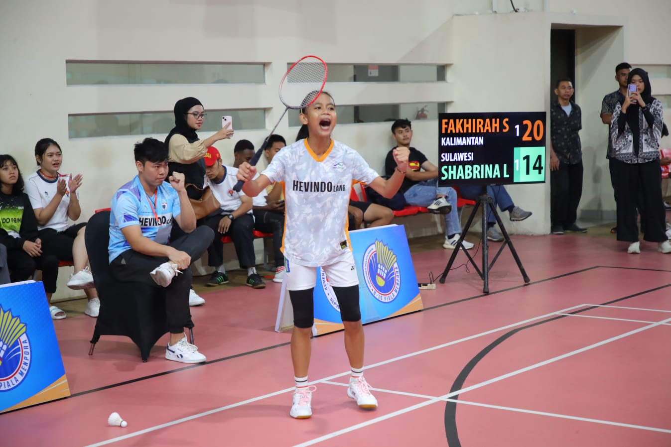 Fakhira Syakhira keluar sebagai juara tunggal putri bulutangkis Piala Menpora U-16 dalam seri nasional yang digelar di GBK Arena, Jakarta, Jumat (18/10). Dia menjadi kampiun setelah mengalahkan Shabrina Luthfiyyah dengan skor 2-1.(foto:herry/kemenpora.go.
