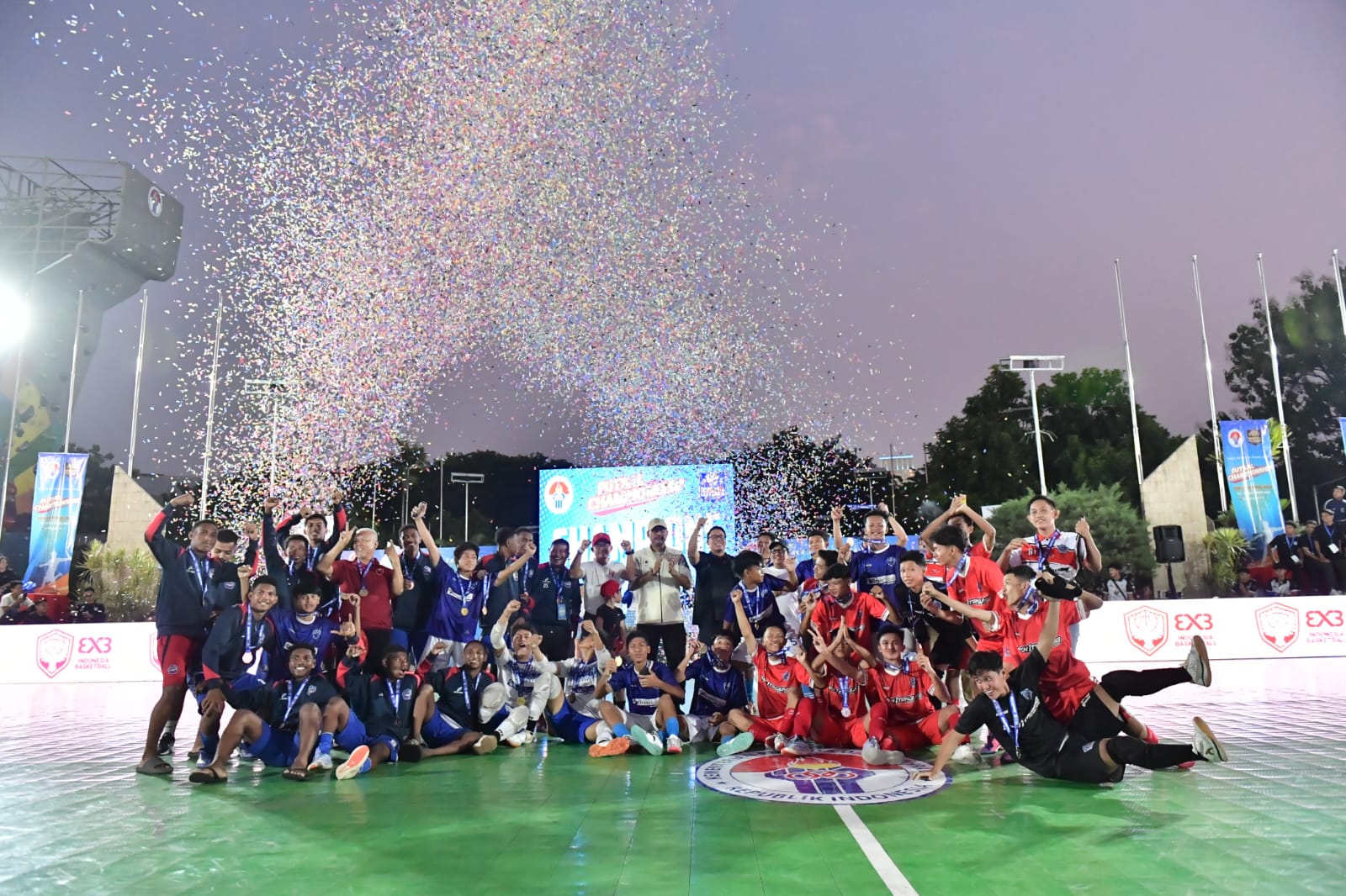 Tim Futsal SMKN 12 Makassar sukses meraih juara pertama di ajang bergengsi Futsal Championship Piala Menpora 2024. Dalam pertandingan final yang digelar di Halaman Kantor Kemenpora, Sabtu (19/10), mereka mengalahkan SMKN 1 Tanjung Banjarmasin dengan skor 