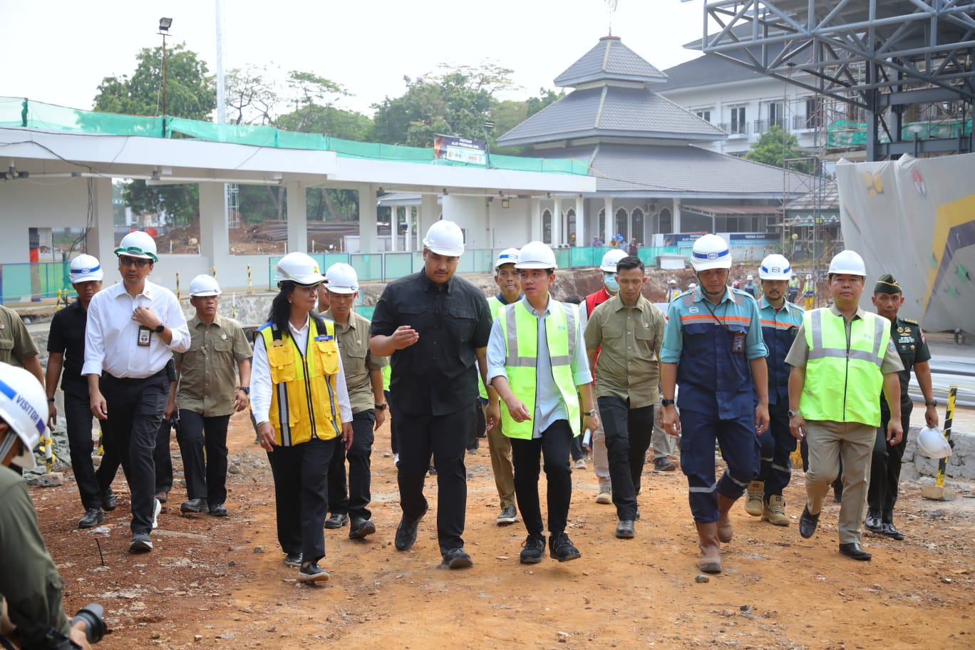 Menteri Pemuda dan Olahraga (Menpora) Dito Ariotedjo bersama Wakilnya Taufik Hidayat mendampingi Wakil Presiden (Wapres) RI Gibran Rakabuming Raka meninjau proyek pembangunan Cibubur Youth Elite Sport Center di Cibubur, Jakarta Timur (Jaktim), Selasa (22/