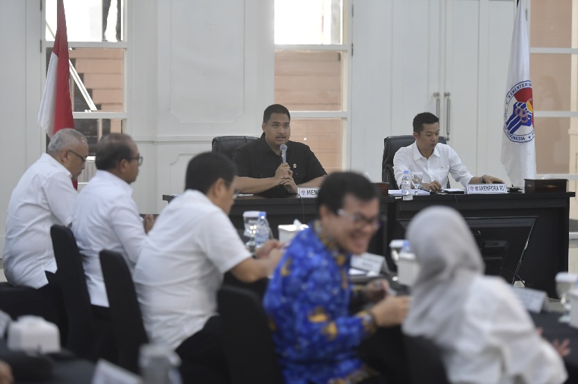 Menteri Pemuda dan Olahraga Republik Indonesia (Menpora RI) Dito Ariotedjo memimpin Rapat Pimpinan (Rapim) di lingkungan Kemenpora, Senayan, Jakarta, Senin (28/10). Pertemuan ini membahas paparan program prioritas pada masing-masing unit. (foto:bagus/keme