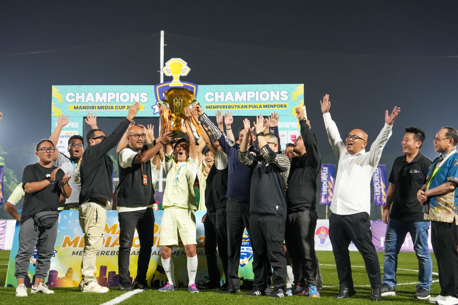 SCTV sukses mempertahankan gelar juara Mandiri Media Cup Piala Menpora. Hasil ini didapat setelah mereka mampu mengandaskaskan perlawanan dari tim Kompas TV pada partai final musim 2024 ini.(foto:egan/kemenpora.go.id)