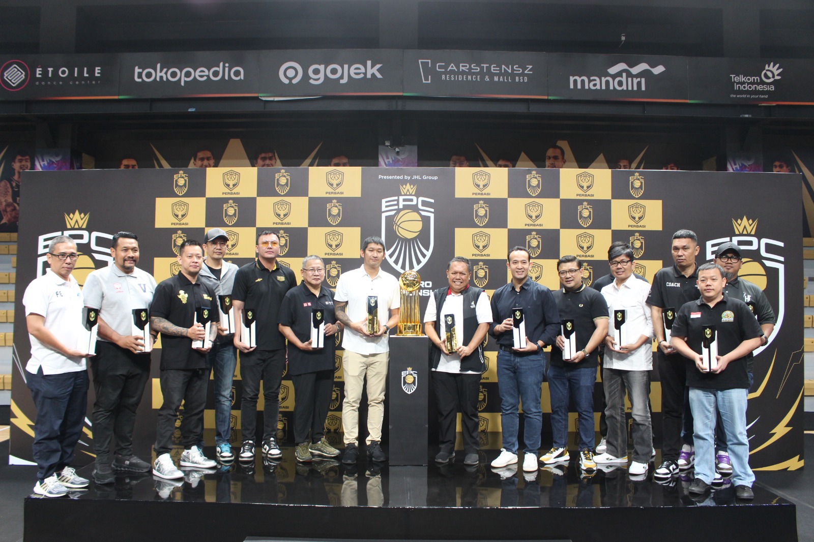 Semangat juang para pebasket muda Indonesia kembali menyala. Hal ini terlihat dari antusiasme yang tinggi pada acara Media Day Elite Pro Championship yang digelar pada hari Sabtu (2/10), di Dewa United Arena, Pagedangan, Kabupaten Tangerang, Banten.(foto: