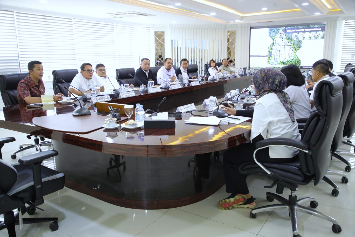 Kementerian Pemuda dan Olahraga (Kemenpora) RI menggelar rapat koordinasi dengan Kementerian Pekerjaan Umum (PU), Senin (4/11) siang. Rakor ini berkaitan dengan kelanjutan proyek Pusat Pendidikan, Pelatihan dan Sekolah Olahraga Nasional (P3SON) di Hambala