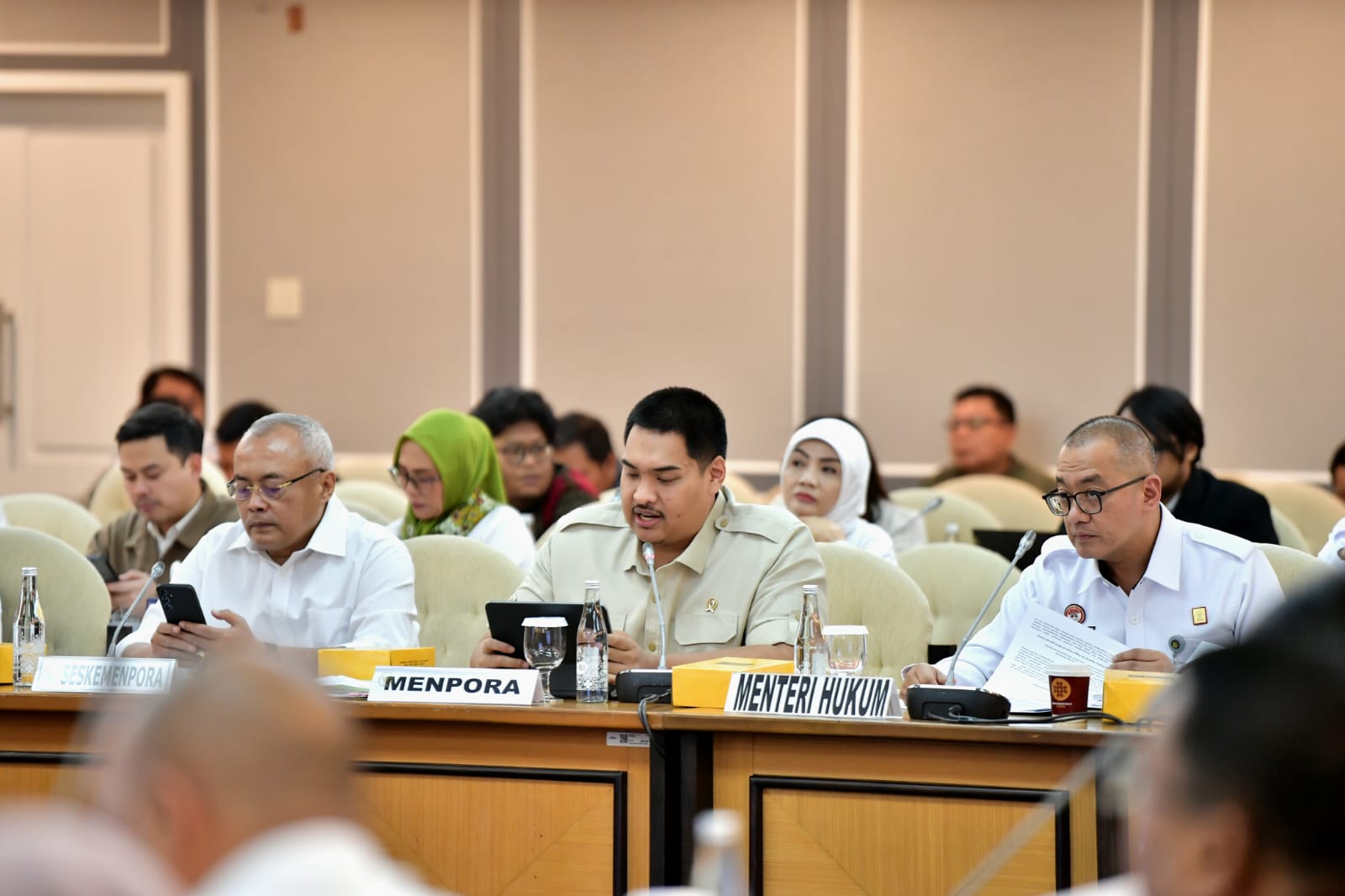 Menteri Pemuda dan Olahraga Republik Indonesia (Menpora RI) Dito Ariotedjo bersama jajaran mengikuti rapat kerja dengan Komisi XIII DPR RI di Kompleks Parlemen, Senayan, Jakarta, Senin (4/11). (foto:andre/kemenpora.go.id)