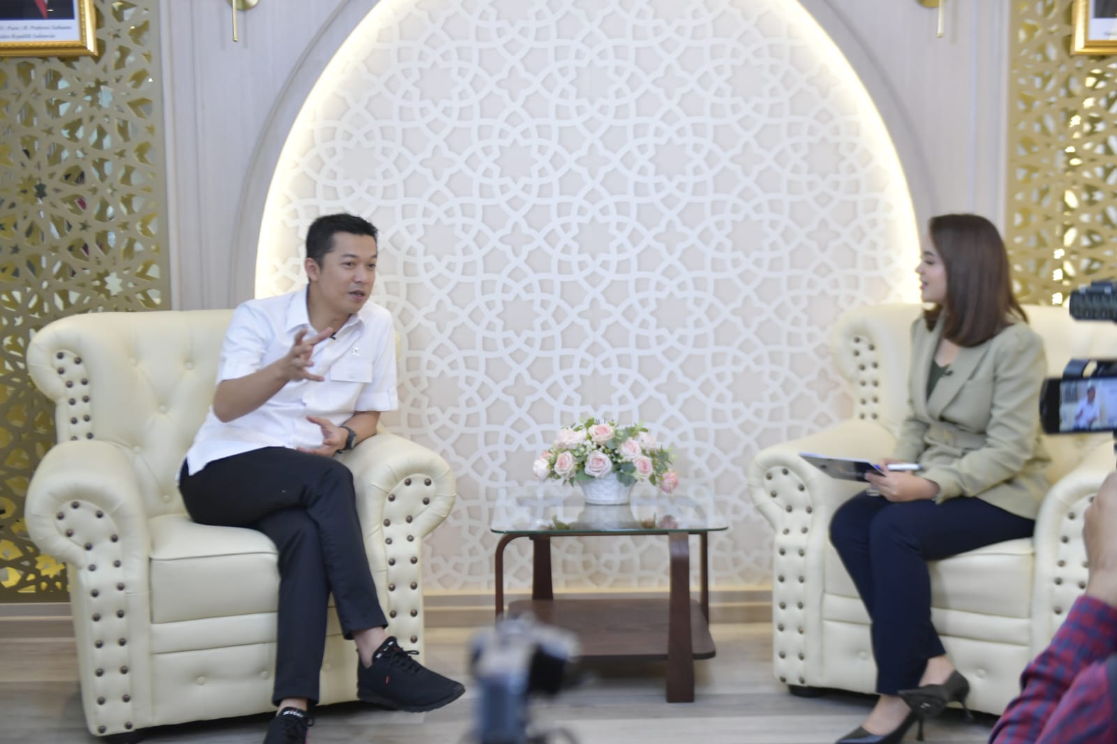 Wakil Menteri Pemuda dan Olahraga (Wamenpora) RI Taufik Hidayat menjadi narasumber dalam wawancara eksklusif CNBC Indonesia, Rabu (6/11) pagi di Lantai 8 Graha Kemenpora, Jalan Gerbang Pemuda Nomor 3, Senayan. Dalam kesempatan tersebut, Wamenpora menjawab