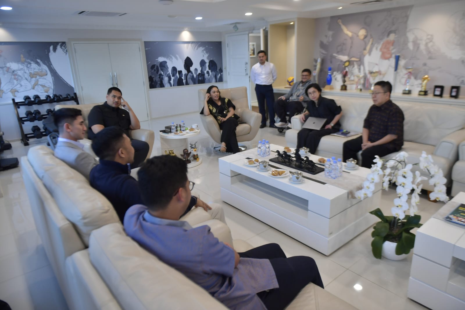 Menteri Pemuda dan Olahraga Republik Indonesia (Menpora RI) Dito Ariotedjo menerima Utusan Khusus Presiden Bidang Pariwisata Zita Anjani, Anggota Komisi X DPR RI Verrell Bramasta, dan Pemilik Bali United yang juga Exco PSSI Pieter Tanuri di Lantai 10, Kem