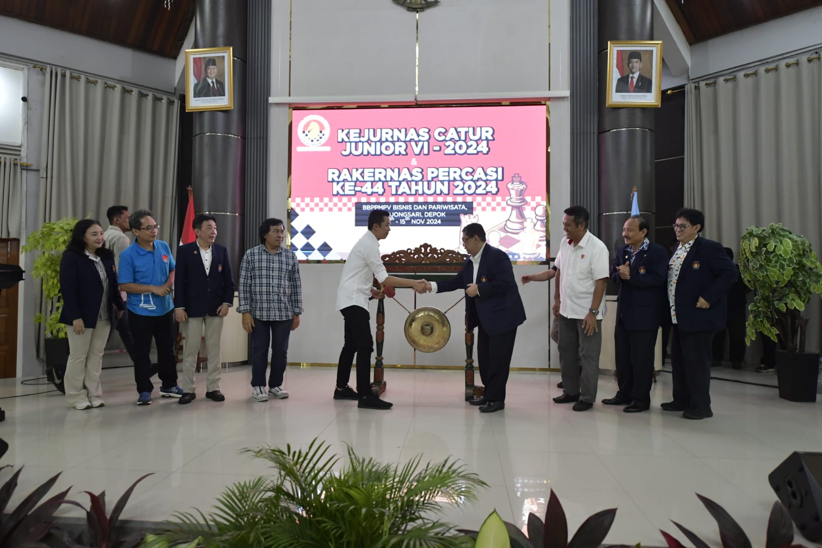 Wakil Menpora (Wamenpora) Taufik Hidayat mewakili Menpora Dito Ariotedjo membuka Kejuaraan Nasional (Kejurnas) Catur Junior VI 2024, Jumat (8/11) malam. Kejurnas yang dirangkai Rapat Kerja Nasional (Rakernas) ke-44 Persatuan Catur Seluruh Indonesia (Perca
