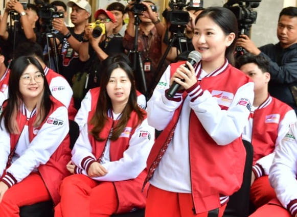 Vivi Indrawaty atau yang biasa dipanggil Vivian ini memiliki cerita panjang dalam perjalanan kariernya hingga bisa menyandang predikat atlet putri Timnas Esport Indonesia. Dipandang sebelah mata oleh teman hingga orang tuanya mampu dijawab dengan prestasi