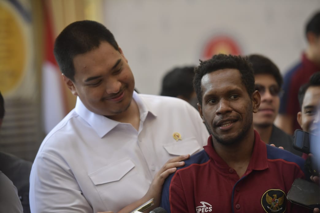 Mengangkat trofi juara sekaligus terpilih sebagai pemain terbaik atau Most Valuable Player (MVP) pada ajang ASEAN Futsal Championship (AFF) 2024 menjadi prestasi membanggakan bagi pemain Wendy Brian Ick. Menurutnya semua prestasi itu dia persembahkan untu