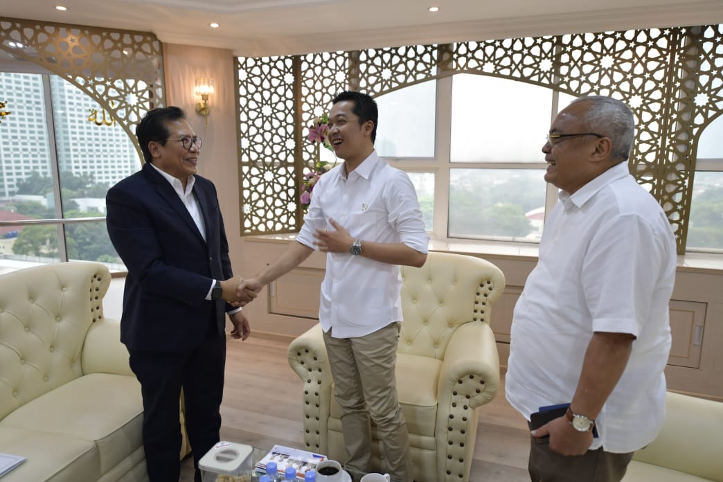 Wakil Menteri Pemuda dan Olahraga Republik Indonesia (Wamenpora RI) Taufik Hidayat menerima kunjungan Duta Besar RI untuk Kazakhstan dan Tajikistan, M. Fadjroel Rachman, di Kantor Kemenpora, Kamis (14/11). Dalam pertemuan ini, Wamenpora Taufik didampingi 